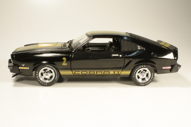Ford Mustang Cobra II 1977, musta
