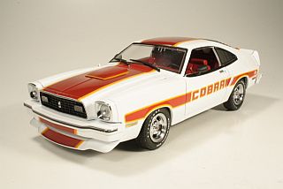 Ford Mustang Cobra II 1977, valkoinen - Sulje napsauttamalla kuva