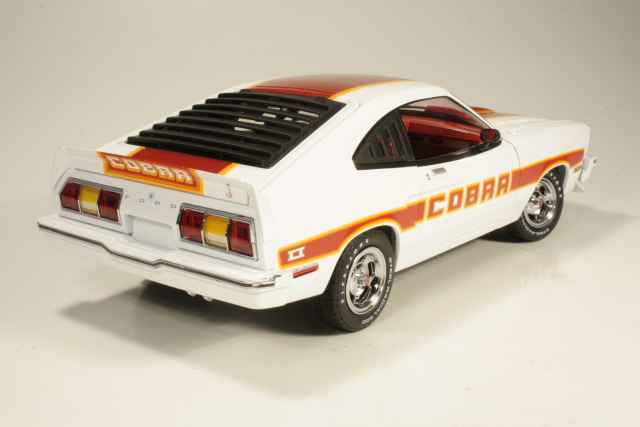 Ford Mustang Cobra II 1977, valkoinen - Sulje napsauttamalla kuva