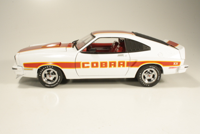Ford Mustang Cobra II 1977, valkoinen