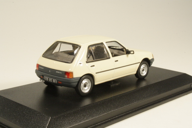 Peugeot 205 GL 4d 1988, beige - Sulje napsauttamalla kuva