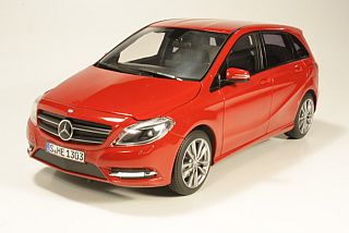 Mercedes B180 2011, punainen
