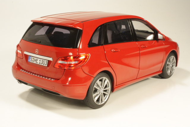 Mercedes B180 2011, punainen
