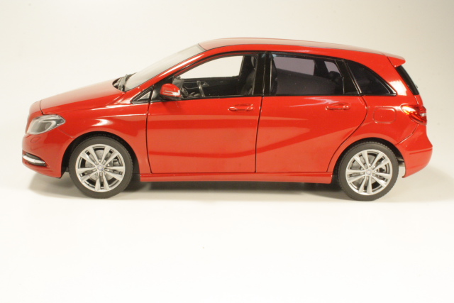 Mercedes B180 2011, punainen