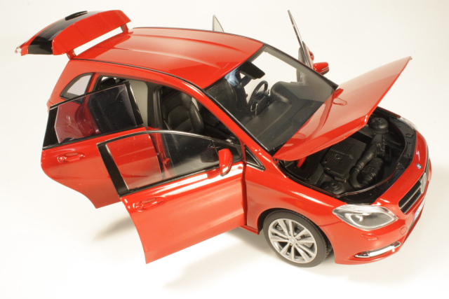 Mercedes B180 2011, punainen