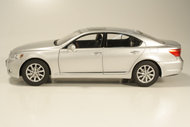 Lexus LS460 2010, silver