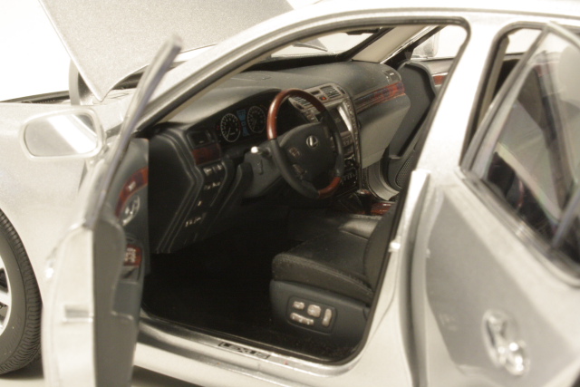 Lexus LS460 2010, silver