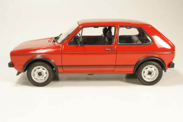 VW Golf 1 GTi 1977, punainen - Sulje napsauttamalla kuva