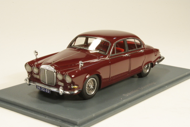 Daimler Sovereign 1967, tummanpunainen