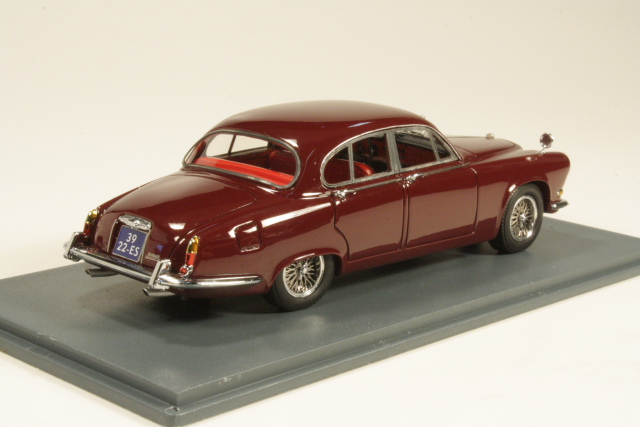 Daimler Sovereign 1967, tummanpunainen