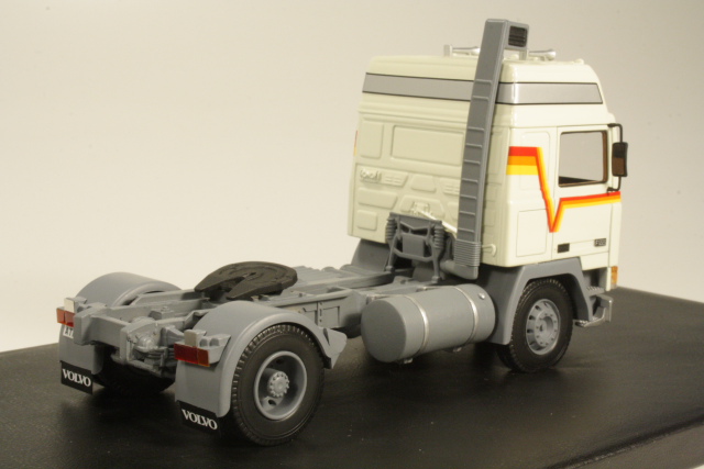 Volvo F12 Globetrotter 1980, kermanvalkoinen