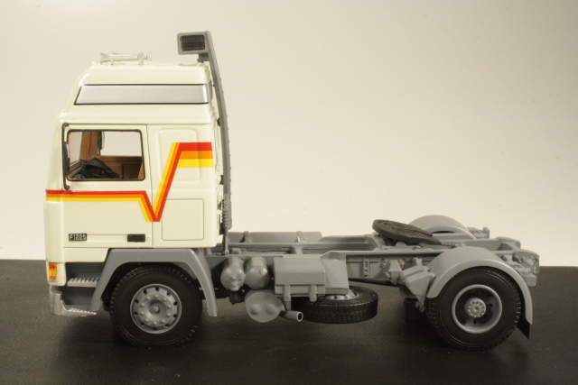 Volvo F12 Globetrotter 1980, kermanvalkoinen