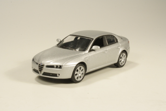 Alfa Romeo 159 2005, silver