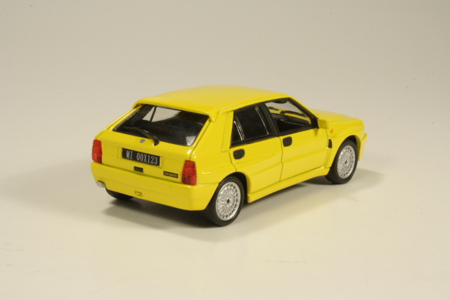 Lancia Delta HF Integrale, yellow