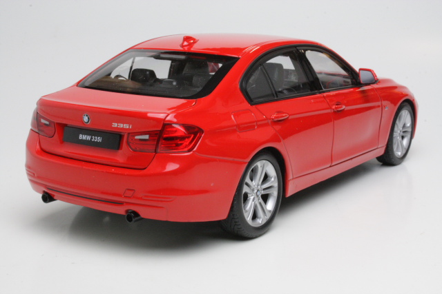 BMW 335i (F30) 2012, punainen - Sulje napsauttamalla kuva