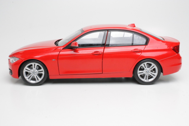 BMW 335i (F30) 2012, punainen - Sulje napsauttamalla kuva