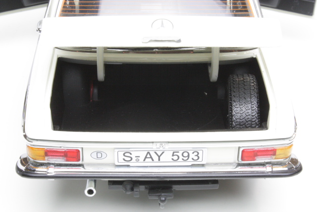 Mercedes 220 (W115) 1968 "Strich 8", valkoinen - Sulje napsauttamalla kuva
