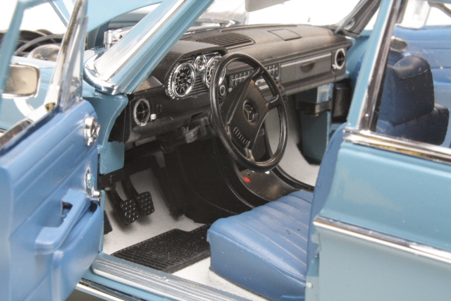 Mercedes 220 (W115) 1968 "Strich 8", sininen