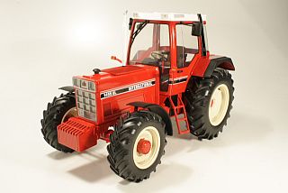 International 1455XL 1983, punainen