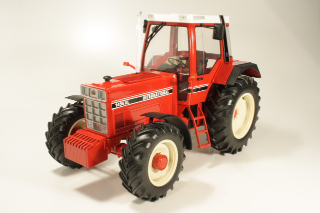 International 1455XL 1983, punainen
