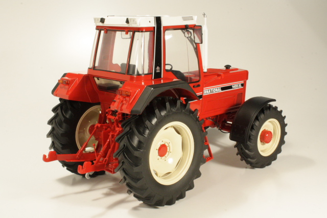 International 1455XL 1983, punainen