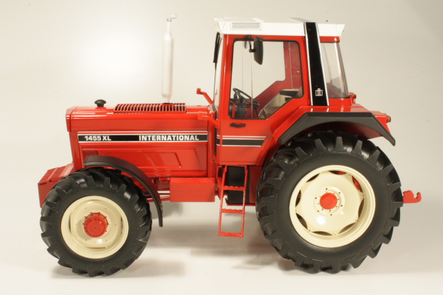 International 1455XL 1983, punainen