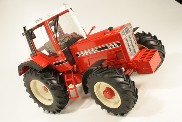 International 1455XL 1983, punainen