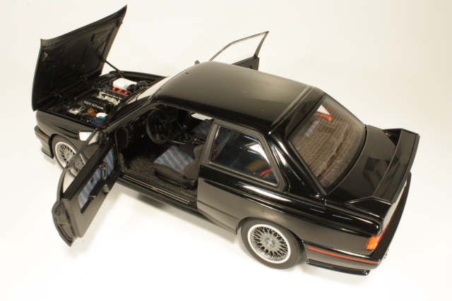 BMW M3 (e30) Sport Evolution 1989, musta