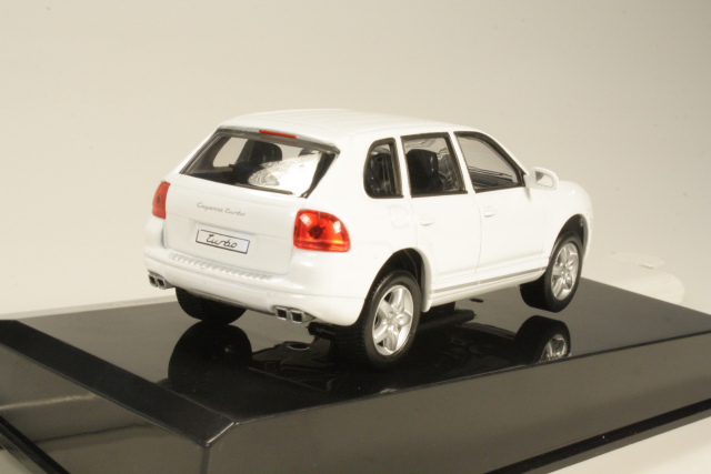 Porsche Cayenne 2002, white