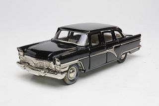 GAZ 13 Tschaika, musta
