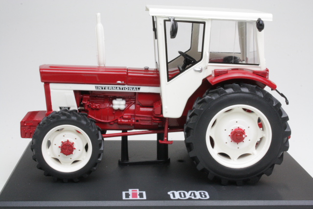 International 1046 4wd 1971, red