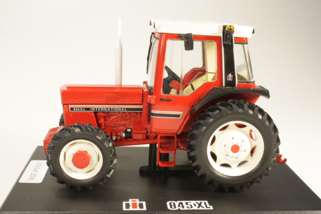 International 845XL 1985, punainen