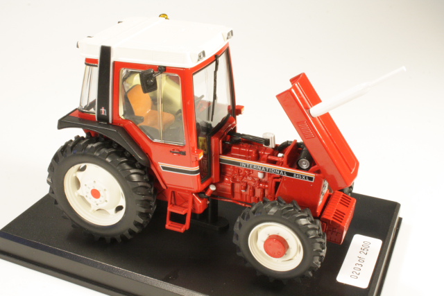 International 845XL 1985, punainen