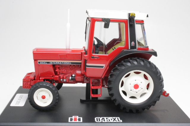 International 845XL 2wd 1985, red