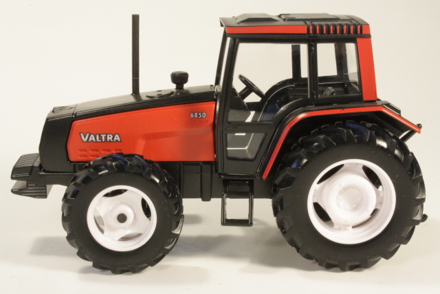 Valtra 6850, punainen