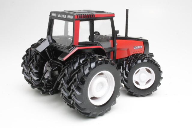 Valtra 6850 "Paripyörät", punainen - Sulje napsauttamalla kuva