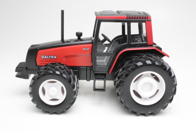 Valtra 6850 "Paripyörät", punainen - Sulje napsauttamalla kuva