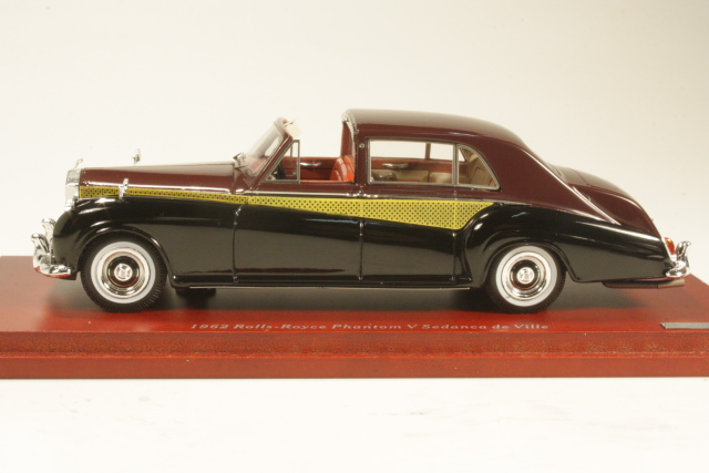 Rolls-Royce Phantom V Sedanca de Ville 1962, black/red