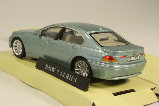 BMW 745i, vaaleansininen