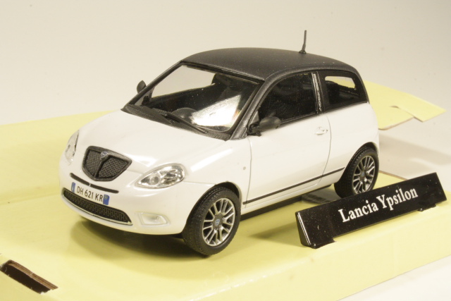 Lancia Ypsilon, white/black