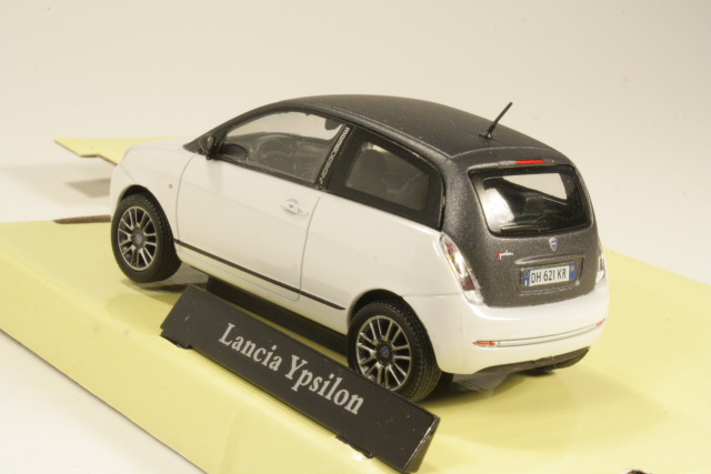 Lancia Ypsilon, white/black
