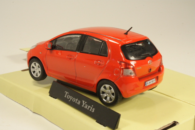 Toyota Yaris, punainen - Sulje napsauttamalla kuva