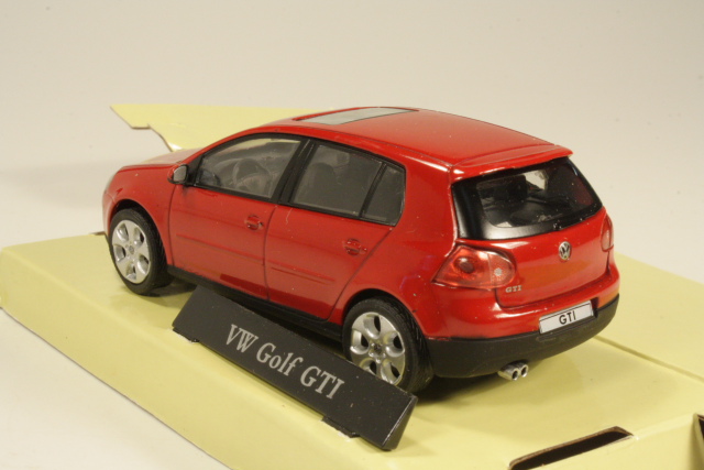 VW Golf 5 GTi, red