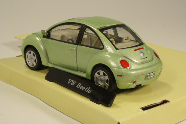 VW New Beetle, green