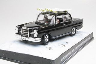 Mercedes 220S, musta