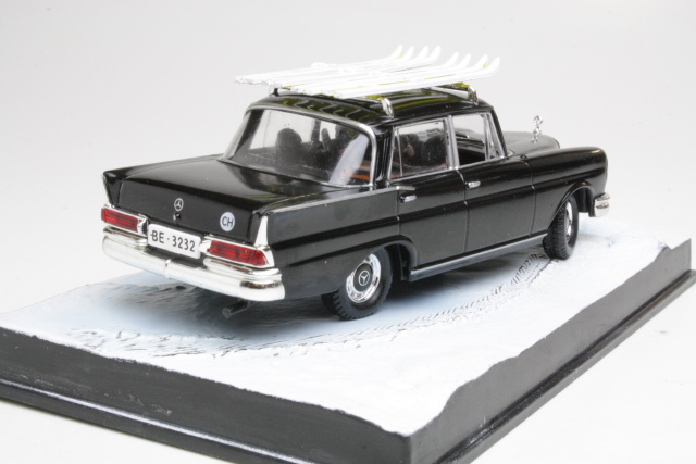 Mercedes 220S, musta