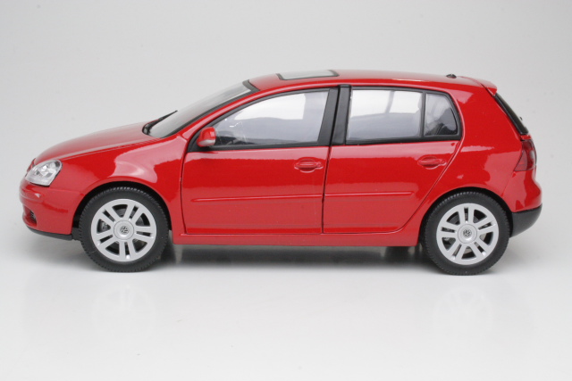 VW Golf 5, red