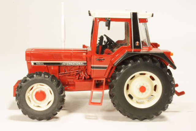 International 956XL 1982, red