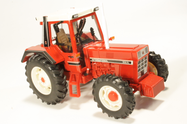 International 956XL 1982, red