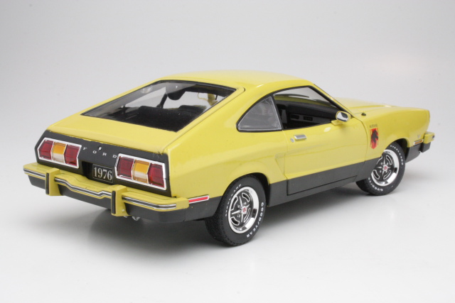Ford Mustang II Stallion 1976, yellow